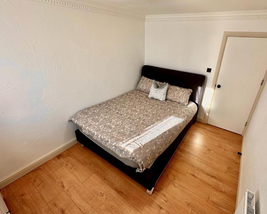 Flat 5 - In Aldgate Apartment London